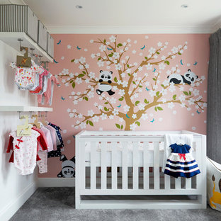 Foto de habitación de bebé niña actual, de tamaño medio, con paredes rosas, moqueta y suelo gris