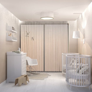 Foto di una cameretta per neonati stile shabby con pareti beige e pavimento in laminato