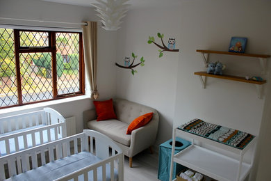 Diseño de habitación de bebé niño actual de tamaño medio