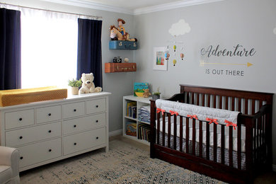 Modelo de habitación de bebé neutra de tamaño medio con paredes grises, moqueta y suelo beige