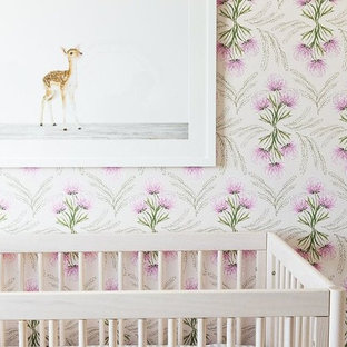Foto de habitación de bebé niña clásica renovada, de tamaño medio, con paredes multicolor, moqueta y suelo beige