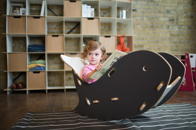 Cette image montre une chambre de bébé de taille moyenne.