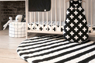 ロンドンにある北欧スタイルのおしゃれな赤ちゃん部屋の写真
