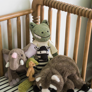 Eklektisches Babyzimmer mit grüner Wandfarbe und braunem Holzboden in Washington, D.C.