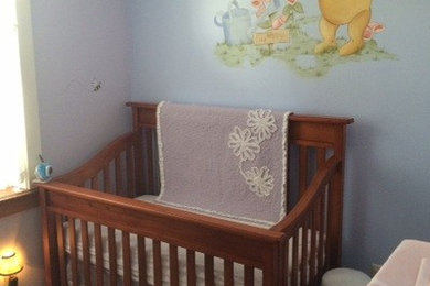 他の地域にある中くらいなトラディショナルスタイルのおしゃれな赤ちゃん部屋 (青い壁、濃色無垢フローリング、男女兼用) の写真