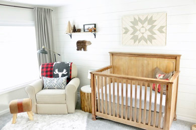 ブリッジポートにある高級な中くらいなラスティックスタイルのおしゃれな赤ちゃん部屋 (白い壁、カーペット敷き、男の子用、グレーの床) の写真