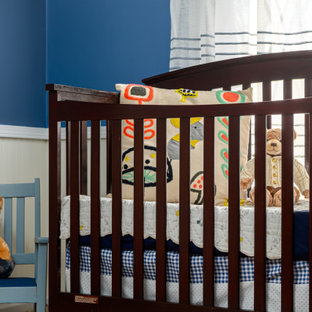 Esempio di una cameretta per neonato chic di medie dimensioni con pareti blu, moquette, pavimento beige e boiserie