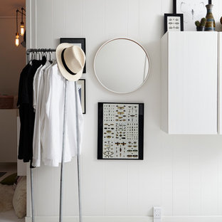 Foto di uno spazio per vestirsi unisex scandinavo con pavimento bianco