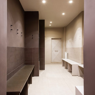 Idee per una grande palestra in casa minimalista con pareti beige, pavimento in gres porcellanato e pavimento beige
