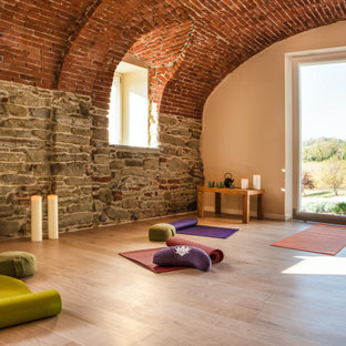 Esempio di uno studio yoga minimal di medie dimensioni con pareti multicolore, pavimento in legno massello medio e pavimento beige