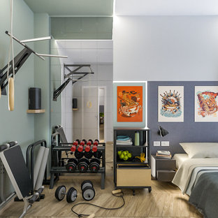Multifunktionaler, Kleiner Industrial Fitnessraum mit bunten Wänden, hellem Holzboden und eingelassener Decke in Mailand