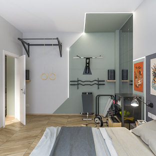 Idee per una piccola palestra multiuso industriale con pareti multicolore, parquet chiaro e soffitto ribassato