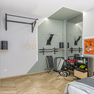 Foto di una piccola palestra multiuso industriale con pareti multicolore, parquet chiaro e soffitto ribassato