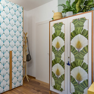 Esempio di una palestra multiuso design di medie dimensioni con pareti multicolore e parquet scuro