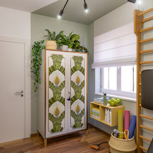 Idee per una palestra multiuso minimal di medie dimensioni con pareti multicolore e parquet scuro