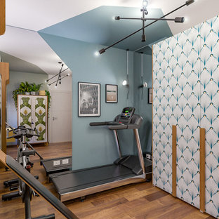Foto di una palestra multiuso contemporanea di medie dimensioni con pareti multicolore e parquet scuro