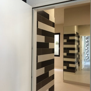 Foto di una palestra in casa con pareti multicolore, pavimento in gres porcellanato e pavimento beige