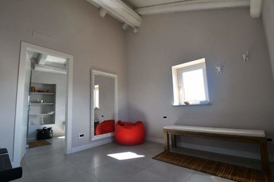 Immagine di una palestra in casa boho chic con pareti grigie, pavimento in gres porcellanato e pavimento grigio