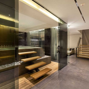 Ispirazione per una grande palestra in casa minimalista con pareti beige, pavimento in gres porcellanato e pavimento marrone