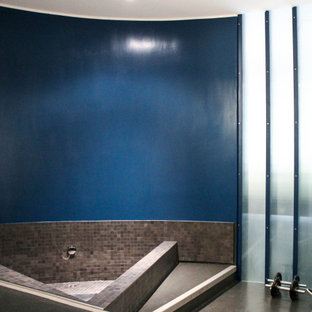 Idee per una grande palestra multiuso design con pareti grigie, pavimento in cemento e pavimento grigio