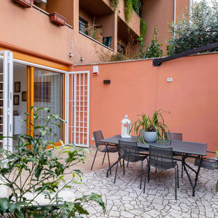Esempio di un patio o portico design