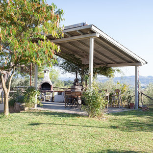 Foto di un patio o portico country dietro casa con una pergola