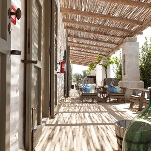 Esempio di un patio o portico mediterraneo