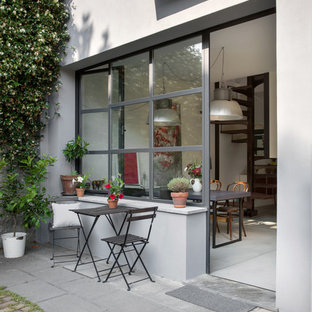 Idee per un patio o portico industriale con pavimentazioni in cemento e nessuna copertura