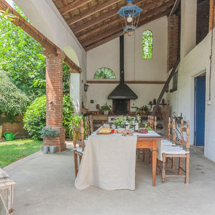 Ispirazione per un patio o portico classico con lastre di cemento e un tetto a sbalzo