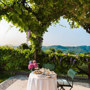 Idee per un patio o portico mediterraneo con pavimentazioni in cemento