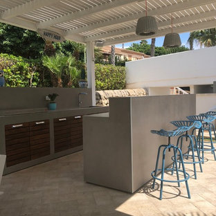 Ispirazione per un patio o portico contemporaneo con una pergola