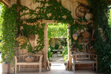 Inspiration pour un jardin potager et terrasse rustique de taille moyenne avec une cour.