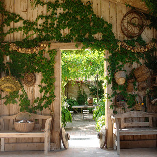 Ispirazione per un patio o portico country di medie dimensioni e in cortile