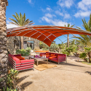 Immagine di un patio o portico mediterraneo con un parasole