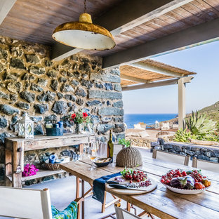 Foto di un patio o portico mediterraneo di medie dimensioni e dietro casa con un tetto a sbalzo