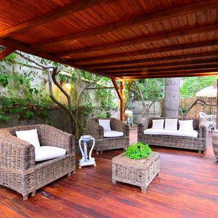 Immagine di un grande patio o portico tropicale dietro casa con un gazebo o capanno