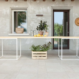 Immagine di un patio o portico scandinavo con pavimentazioni in pietra naturale