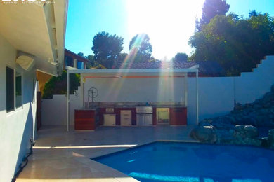 ロサンゼルスにある小さなコンテンポラリースタイルのおしゃれな裏庭のテラス (アウトドアキッチン、パーゴラ) の写真