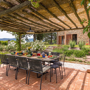 Esempio di un patio o portico country