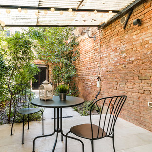 Immagine di un patio o portico mediterraneo con una pergola