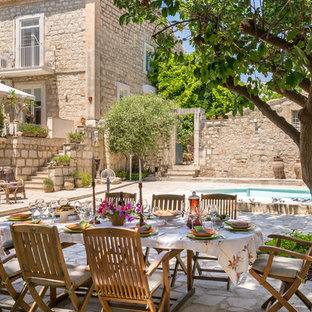 Foto di un patio o portico mediterraneo dietro casa con nessuna copertura
