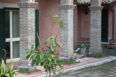 Esempio di un patio o portico rustico