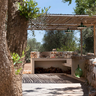 Diseño de patio mediterráneo, pequeño, con cocina exterior, pérgola y adoquines de piedra natural