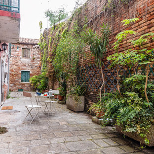 Esempio di un patio o portico mediterraneo davanti casa