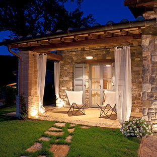 Foto di un piccolo patio o portico country con un tetto a sbalzo