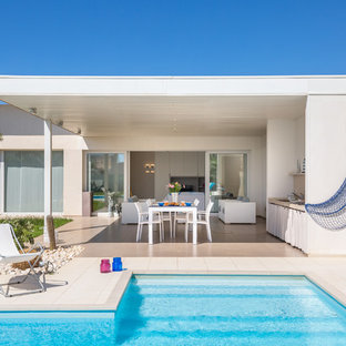 Immagine di un patio o portico stile marinaro di medie dimensioni e dietro casa con una pergola