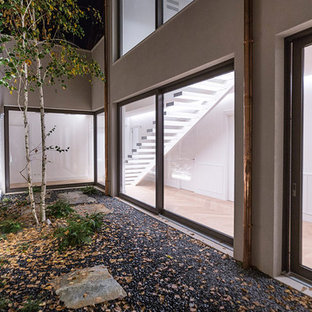 Foto di un piccolo patio o portico moderno nel cortile laterale con ghiaia e nessuna copertura
