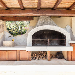 Foto di un patio o portico mediterraneo dietro casa con un gazebo o capanno