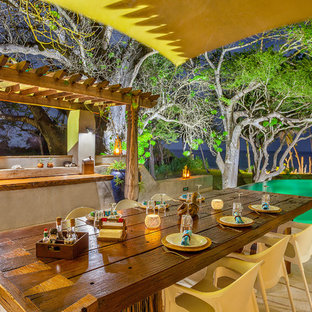 Ispirazione per un patio o portico tropicale