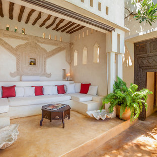 Foto di un patio o portico etnico con un giardino in vaso e un tetto a sbalzo